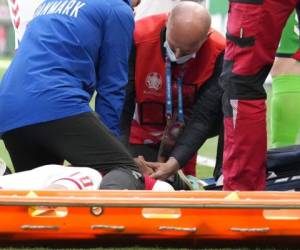 Momento en que Eriksen era atendido en la cancha, tuvo que ser revivido mediante el desfibrilador y respondió a la primera descarga. Foto: AP.