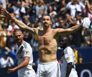 Ibrahimovic de LA Galaxy celebra después de anotar contra LAFC durante su partido de la Major League Soccer (MLS) en el StarHub Center en Los Angeles, California. Foto: Agencia AFP.