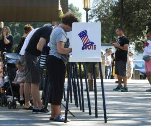 Muchos electores en Pasadena, California, utilizaron el sistema de voto temprano. (Photo by Mark RALSTON / AFP)