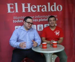 El periodista Gustavo Banegas charla con el experto Néstor Irías en la sala multimedia de EL HERALDO.