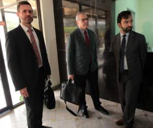 Los expertos en procesos de mediación de las Naciones Unidas, Andrés Salazar (jefe de la misión), Alejandro Bendaña y Brenden Varma, durante su visita de una semana a Honduras.
