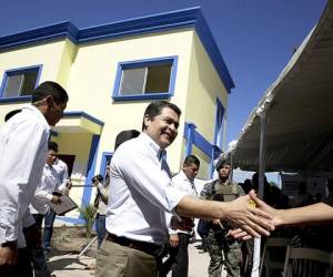 El presidente Juan Orlando Hernández encabezó la inauguración de la posta policial en la aldea Suyapa, al oriende de la capital de Honduras.