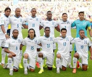 Honduras' team players pose for pictures before the start of their friendly football match against Chile at the German Becker stadium, in Temuco, Chile, on November 20, 2018. (Photo by Pablo VERA / AFP)