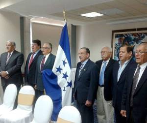 Los miembros del Frente Patriótico para la Defensa de la Constitución ofrecieron una conferencia de prensa. (Fotos: Mario Urrutia)