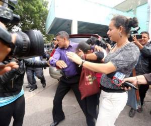 La supuesta madre del menor, Sandra Marilú Flores Andino, quien se cubría el rostro mientras era trasladada del Hospital Escuela por las autoridades (Foto: Johny Magallanes).