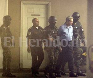 Esposado y fuertemente resguardado ingresó Mario Zelaya a los Juzgados de Comayagüela. (Foto: Fredy Rodríguez)