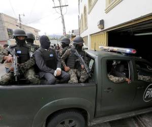 Momento en el que ingresa a los juzgados de Comayagüela el exviceministro del Trabajo, Carlos Montes. (Foto: Marvin Salgado)