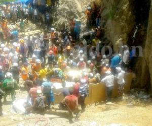 Momento en el que era extraído el primero de los mineros en San Juan Arriba, El Corpus, Choluteca, al sur de Honduras. (Foto: Agustín Lagos)