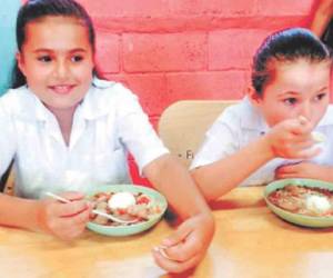 Menores de la Escuela República de Honduras, de Ojo de Agua, San Marcos de Colón, disfrutan la merienda con vegetales, frutas y huevo.