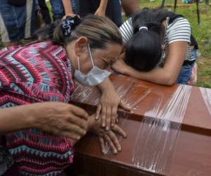 Las imágenes son desgarradoras. Familiares lloran sobre cadáveres de víctimas de avalancha en Colombia. Fotos: AFP