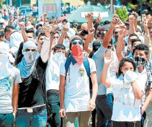 En las últimas semanas, grupos de estudiantes han protagonizado violentas protestas en contra de que se incremente 5 minutos la hora clase.