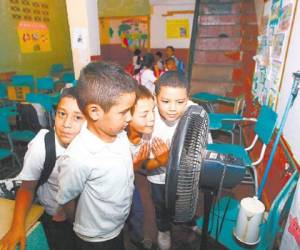 Los niños en la Escuela República de Chile sufren por la falta de ventanas.