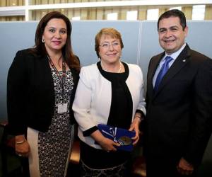 La primera dama Ana García, la presidenta Michelle Bachelet y el mandatario Juan Orlando Hernández.