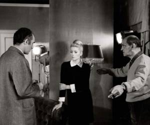 El cineasta Luis Buñuel junto a Michel Piccoli Y Catherine Deneuve durante el rodaje de Belle de Jour.
