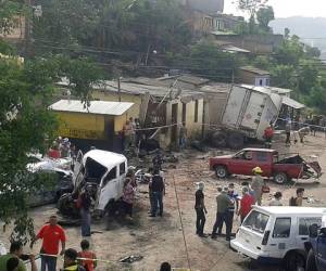 Varios automotores fueron embestidos por una rastra sin frenos.