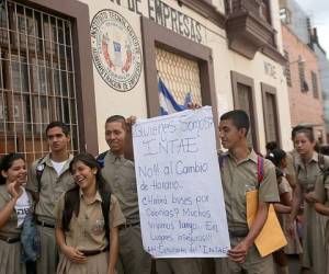 Alumnos del Intae protestan en Tegucigalpa contra el cambio de horario. (FOTOS: Emilio Flores)