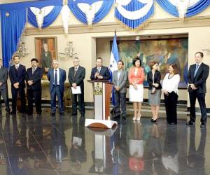 Miembros del Gabinete Económico y los representantes del FMI en conferencia de prensa. (Foto: Pedro Membreño)