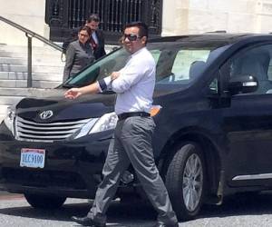 Manuel Zelaya y la exministra de Trabajo Rixi Moncada se disponen a subir a un vehículo del gobierno venezolano en Washington.