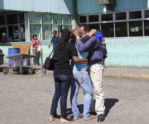 Familiares de las víctimas mortales del incendio en la Feria del Agricultor y el Artesano, lloraban ayer en el Hospital Escuela Universitario. (Foto: Fredy Rodríguez)