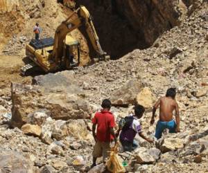 Desalojo. La presencia de visitantes a la mina genera casi siempre que los adultos mineros corran a los niños de la peligrosa zona de trabajo.