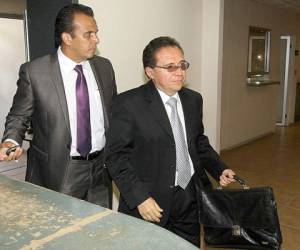 Llegada del exministro de la Presidencia, Enrique Flores Lanza, y su abogado a los Juzgados de lo Penal de Tegucigalpa. (Fotos: Johny Magallanes)