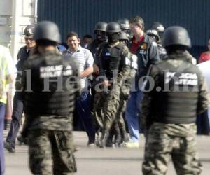 Momento en el que el hondureño José Inocencio Valle Valle es entregado a agentes de la DEA y el FBI. (Foto: Marvin Salgado)