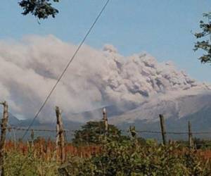 Imágenes del volcán Telica que experimentó nuevas explosiones con gases y cenizas.