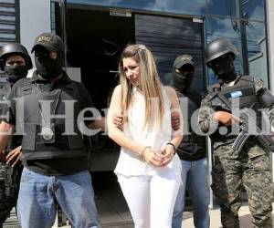 Ena Hernández sale de la ATIC para abordar un vehículo que la llevará al Primer Batallón de Infantería.