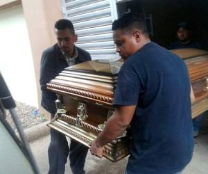 El cuerpo de Joel Francisco Ramos Flores fue retirado ayer por sus familiares de la morgue del MP en Tegucigalpa.