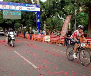 Ciclistas de la élite cumplieron el primer retorno de la vuelta a las 7:15 AM.