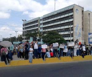 Un grupo de estudiantes de la UNAH realizó una protesta en el bulevar Suyapa. (Fotos: Mario Urrutia)