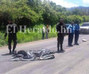 El cadáver del menor de nombre Gabriel Antonio Colindres quedó en la carretera que conduce a Valle de Ángeles. Fotos: Jonhy Magallanes/ EL HERALDO