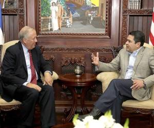 El presidente de Honduras junto al consejero del Departamento de Estado Thomas Shannon en la visita que hizo el 5 de noviembre.