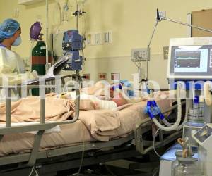 Una enfermera atiende a uno de los pacientes en la recién estrenada sala de quemados del Hospital Escuela Universitario. (Foto: Mario Urrutia)