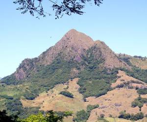 Cerro de San Juan Arriba en el cual se realizan excavaciones para extraer oro.