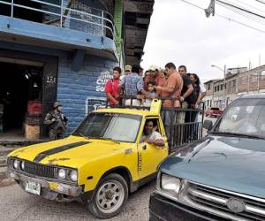 Un pick up con carrocería de madera transporta a un grupo de personas en Comayagüela. (Fotos: Osman Zepeda)