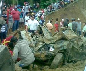 Socorristas y voluntarios recuperan un carro que cayó anoche a una hondonada. Según testigos, cuatro personas iban en el vehículo.