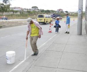 En la actualidad se realizan trabajos de marcación en las cercanías del aeropuerto internacional Toncontín. Foto: Alejandro Amador/EL HERALDO.