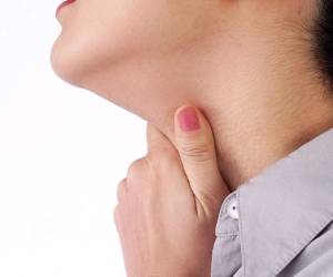 Siga estos consejos para aliviar un dolor de garganta viral.
