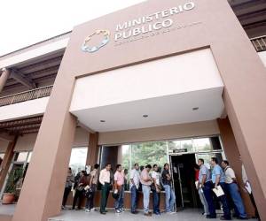 Los aplicantes hicieron fila desde el exterior del edificio para presentar su documentación. (Fotos: Emilio Flores)