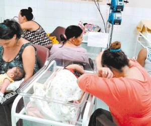 La sala de pediatría del HEU cada día está más abarrotada, se ha pedido apoyo al Hospital San Felipe ante la falta de espacio.