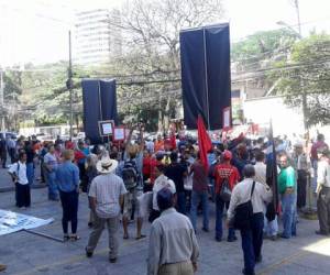 Simpatizantes del Partido Libertad y Refundación realizan un plantón en las afueras del Ministerio Público. (Fotos; Julissa Mercado)