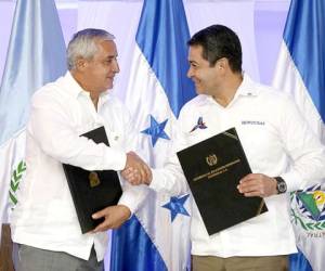 Los presidentes de Guatemala y Honduras sellan el acuerdo con un apretón de manos. (Foto: AFP)