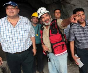 Recorrido. Roberto Ordóñez (izquierda) mientras recibe una explicación técnica de Jorge Flores, geólogo del proyecto Mantenimiento de Obras Subterráneas.