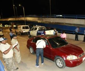 El cadáver de Fredy Mendoza fue hallado dentro de un vehículo el pasado martes en el puente aéreo de El Prado de la capital de Honduras. Foto: Alejandro Amador.