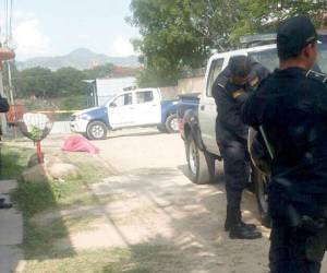 El cuerpo fue abandonado a orillas de un solar baldío.