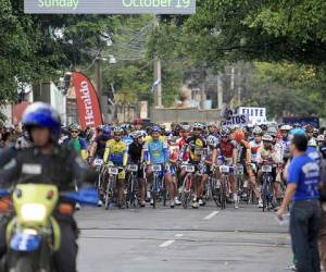 La Tercera Vuelta Ciclística de Tegucigalpa convocó a 1,500 competidores. (Foto: Juan Salgado)