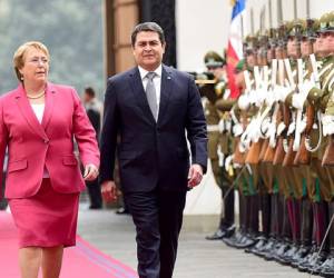 La presidenta Michelle Bachelet recibió a su homólogo hondureño Juan Orlando Hernández en el Palacio de la Moneda. (Fotos: AFP/Casa Presidencial)