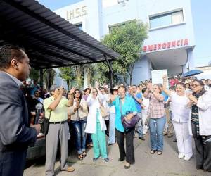 Empleados del Instituto Hondureño de Seguridad Social reclamaron el abastecimiento de insumos y la investigación de contrataciones irregulares. (Foto: Antonio Mendoza)