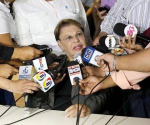 La abogada Melba Vásquez, madre del exviceministro de Salud, Javier Pastor, ofredció declaraciones a los medios. (Foto: Marvin Salgado)